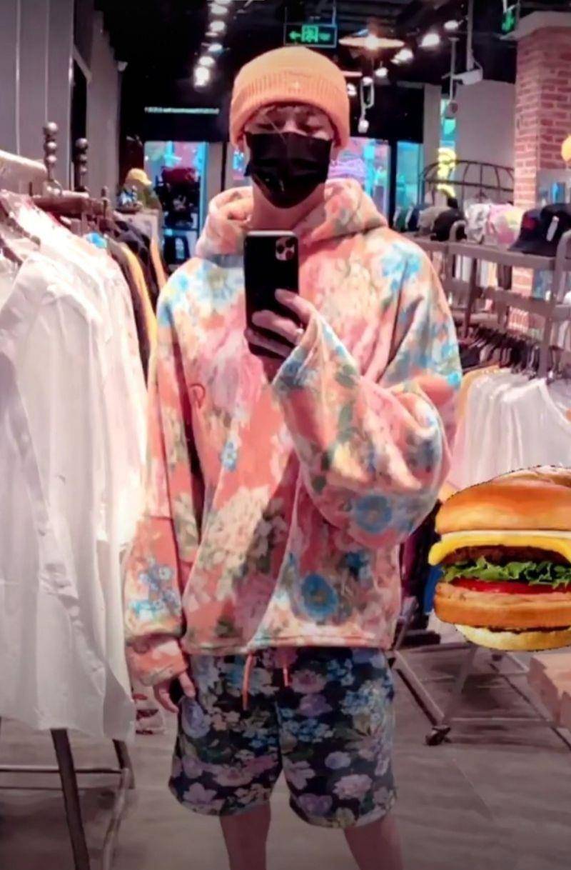 这照片一发,「王嘉尔碎花穿搭」立刻冲上了热搜榜!