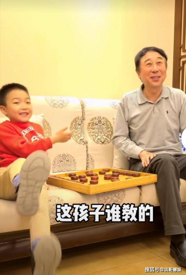 原创64岁冯巩背孙子等公交现身街头无人认出网友太朴实