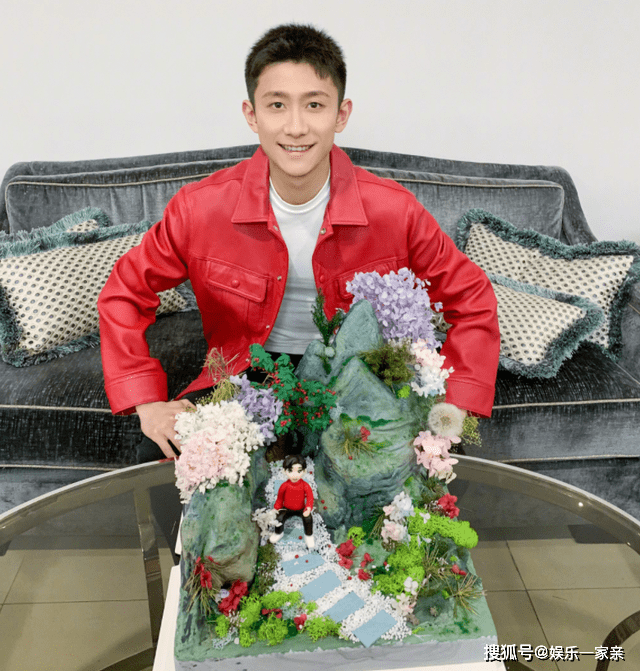 张一山29岁生日,杨紫晒表情包送祝福,评论区留言第一却不是她