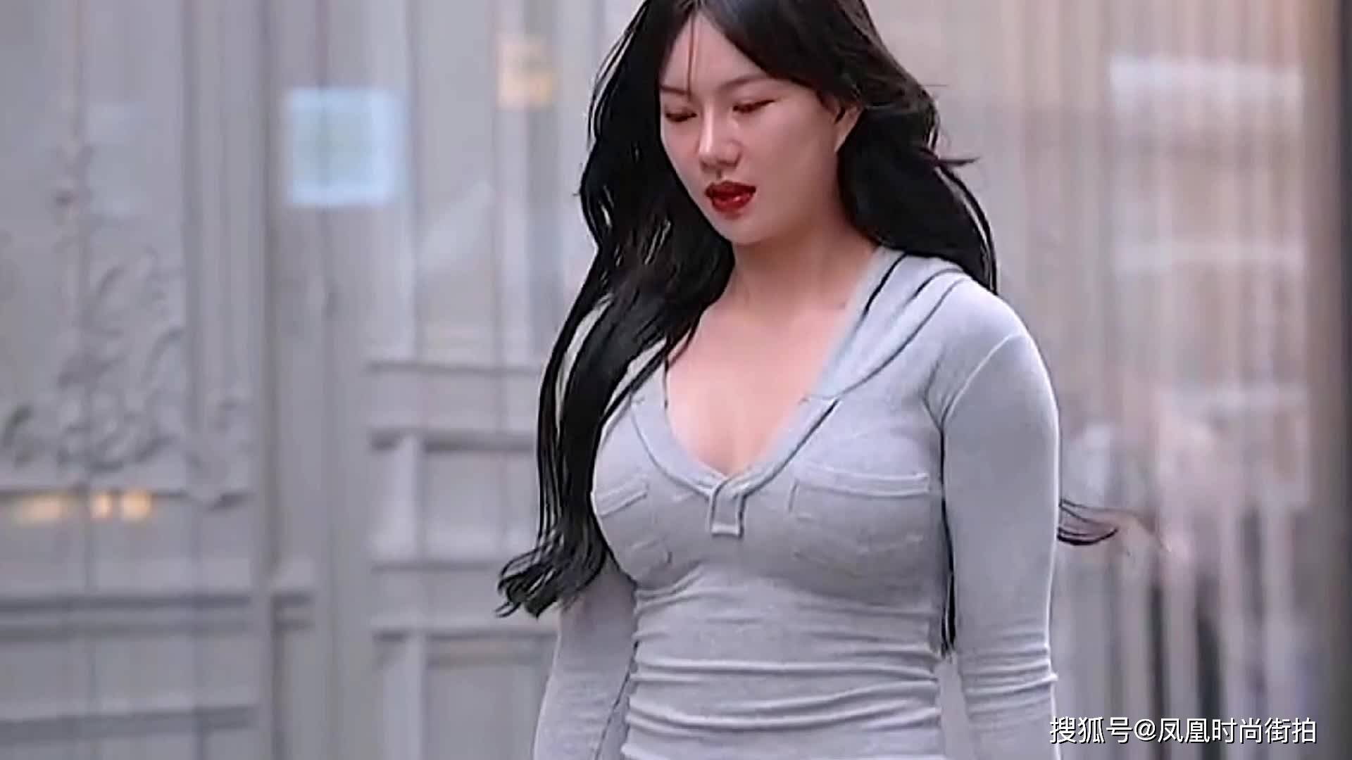 时尚街拍美女身穿白色露背裙露出美背真性感