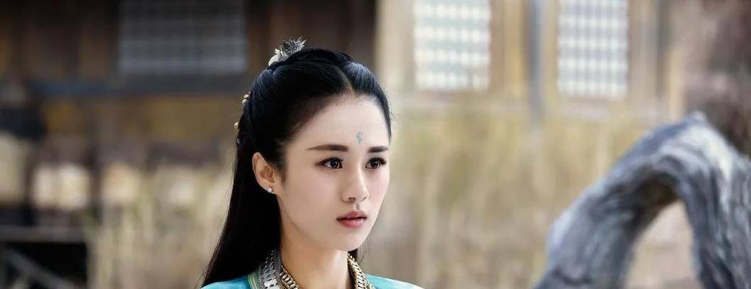 玄幻动作片镇魂街也播了,她在里面饰演活泼机灵又可爱的夏玲这个角色