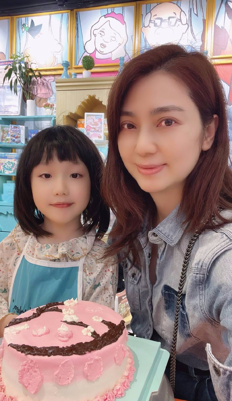 洪欣7岁女儿久违现身,荷叶边碎花裙系着小围裙做蛋糕,清秀甜美_张晞彤