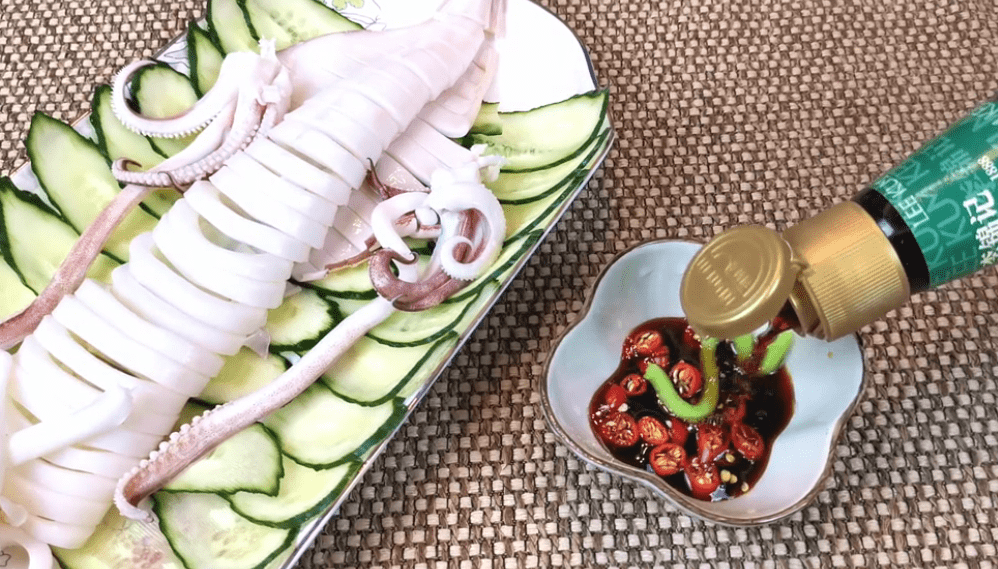 终于明天要休息啦弄个白灼鲜鱿鱼犒劳一下自己吧