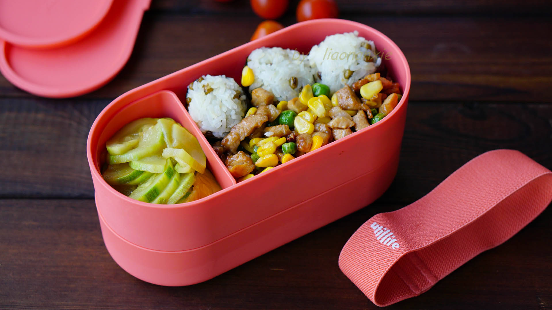 便当装好后组合起来,用弹性绑带固定一下,带着也很方便.