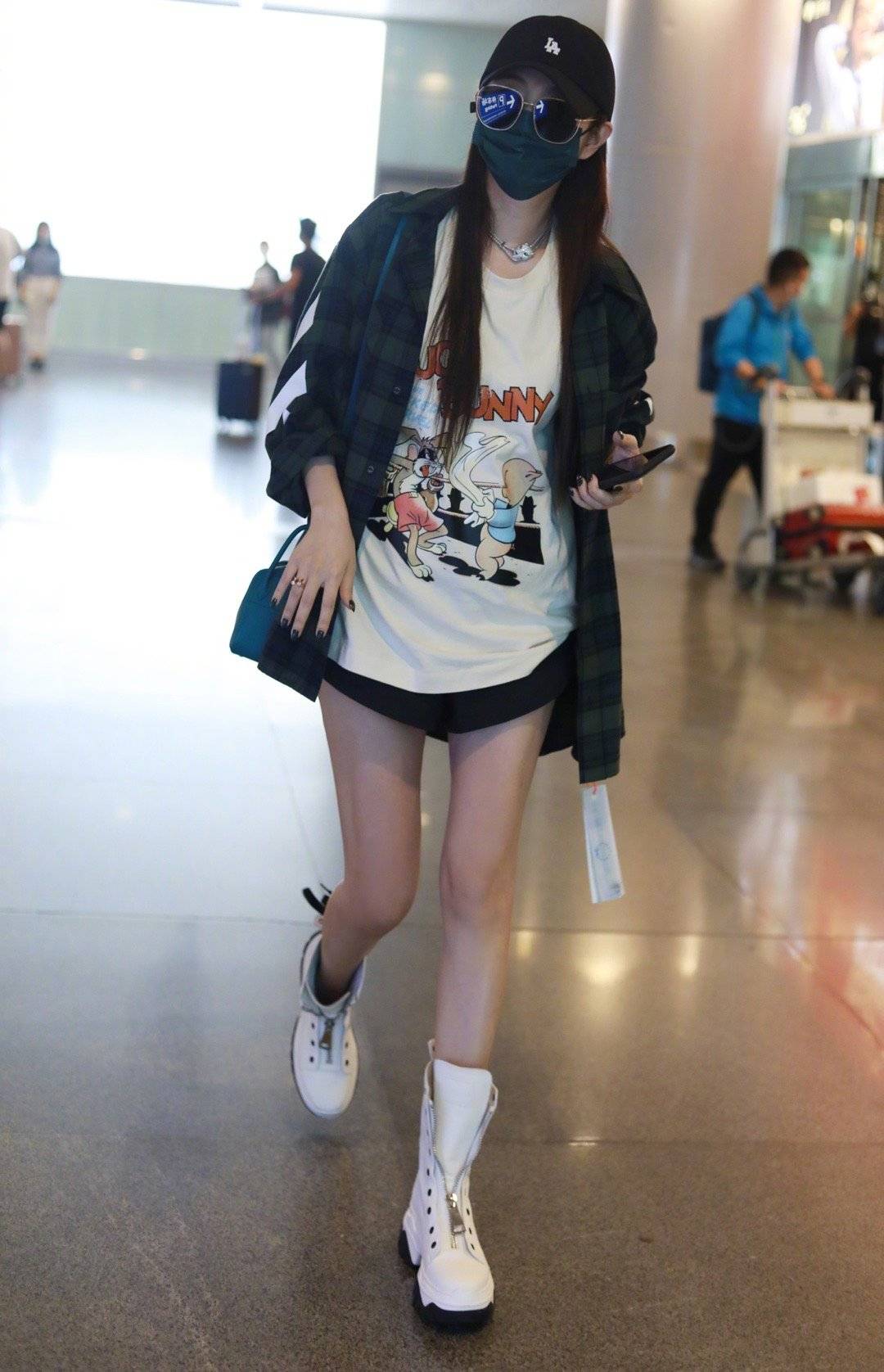 原创安以轩二胎后机场首秀戴百万项链却不摘吊牌双腿瘦出缝太瘦了