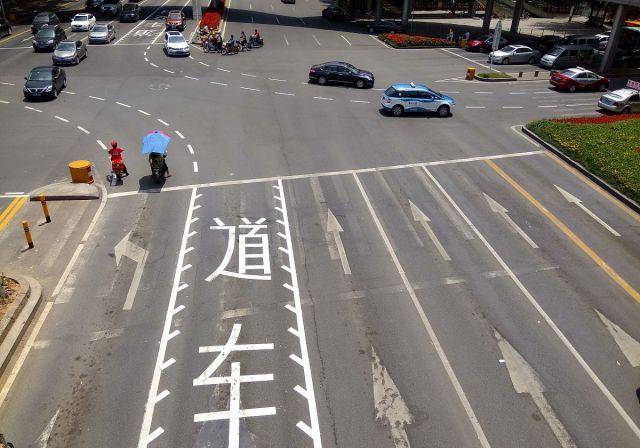 路口锯齿标线怎么走不用担心看老司机怎么走