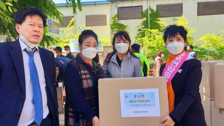 中国同胞联合中央会捐十万口罩送同胞 只为增强同胞防疫情为健康
