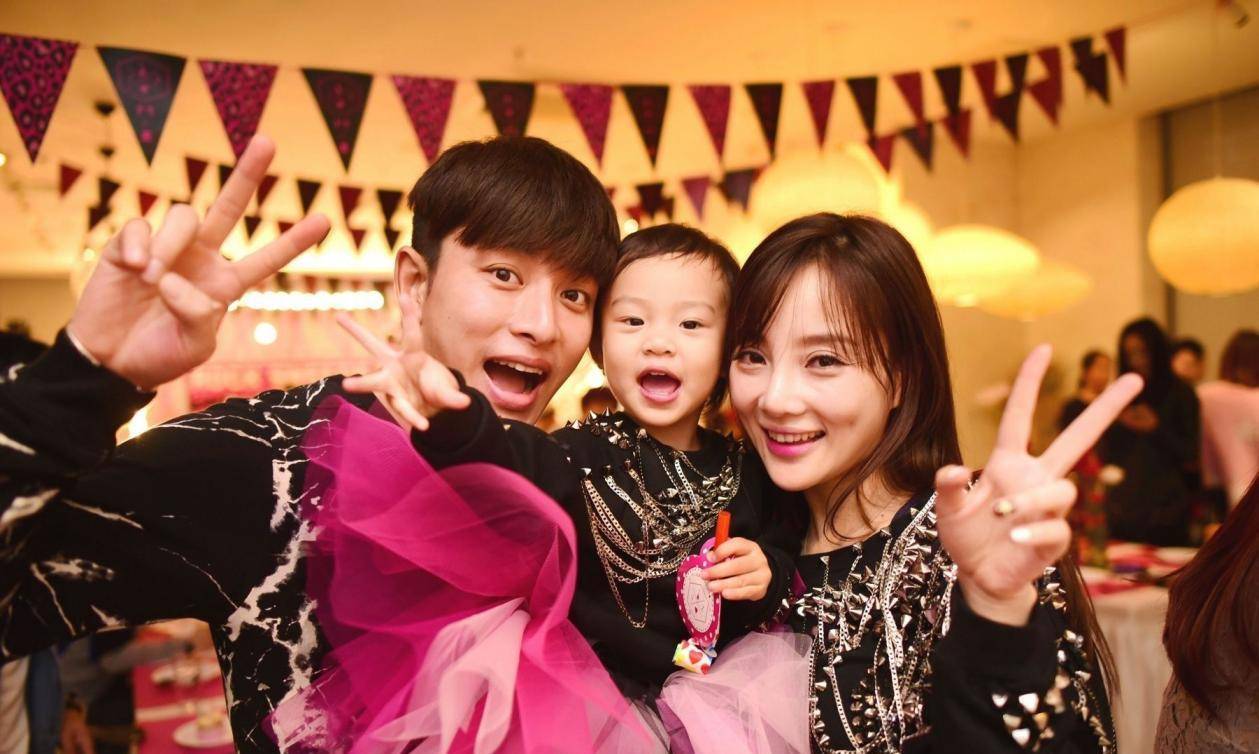 8岁甜馨开始"女大十八变",精致五官撞脸妈妈,特写美到认不出