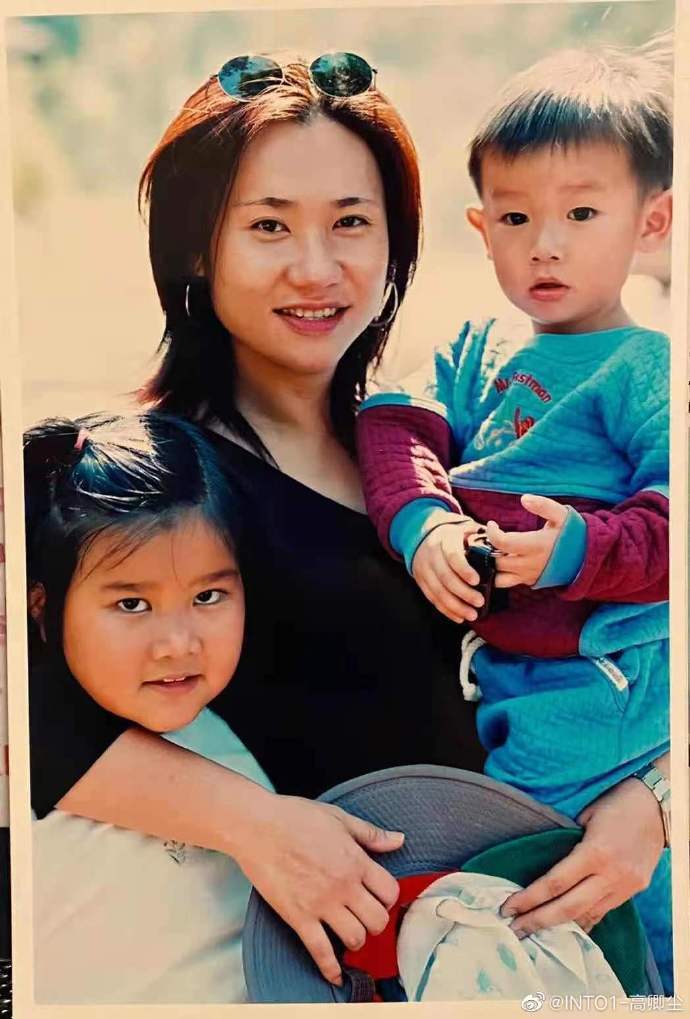 原创into1的母亲节本以为力丸妈妈够美了看到刘宇妈妈就惊为天人