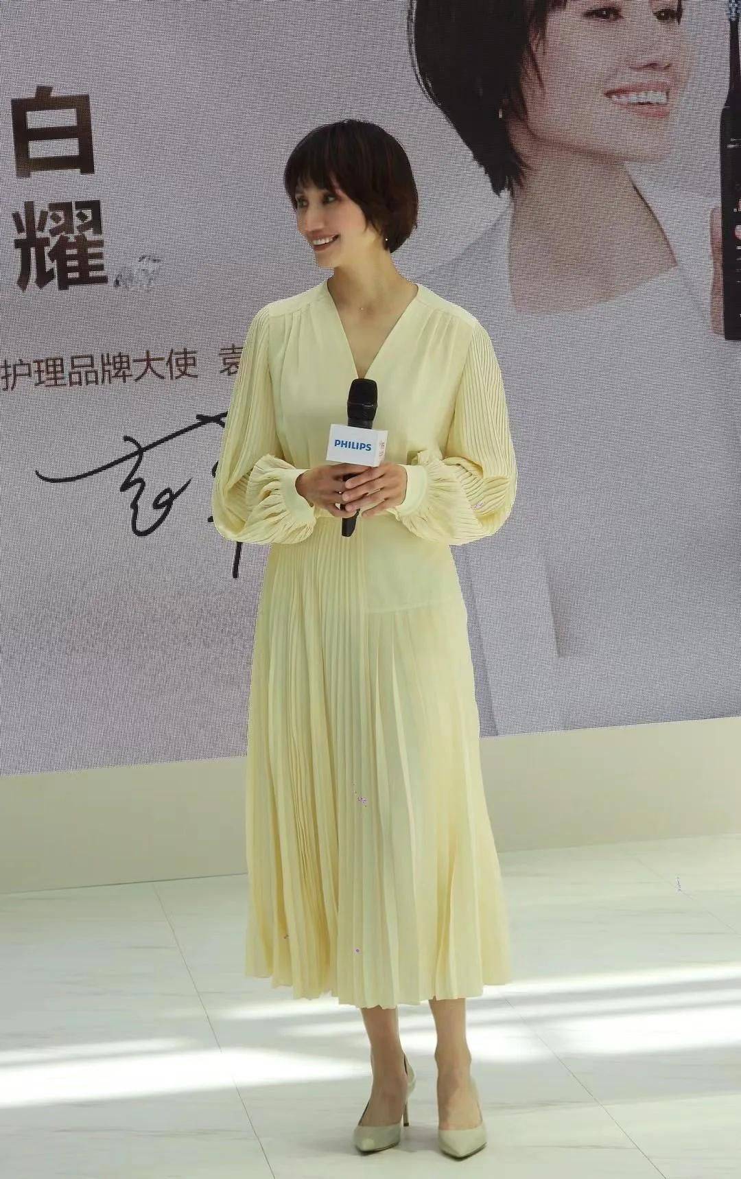 袁泉就是气质美人穿米黄色的裙子没亮点还是被她穿出了高级感
