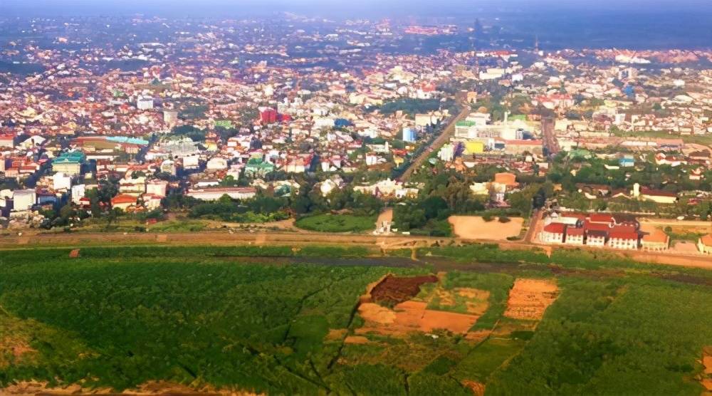 了整个老挝版图,而湄公河及其支流所流经之处形成了小面积的或河谷,或