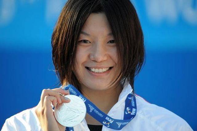 曾是亚洲蝶后,退役后气质优雅做解说,如今堪称人生赢家_周亚飞