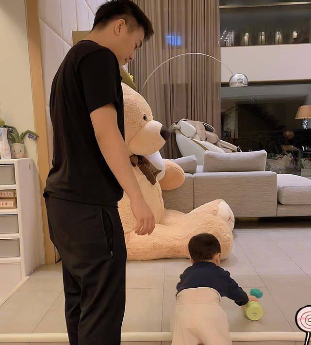 奚梦瑶怀二胎,何猷君官宣晒合照,大儿子的嘴唇形状却引热议