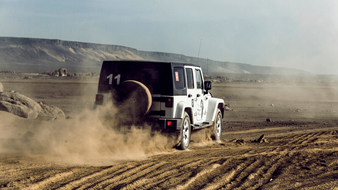 挣脱缰绳的牧马人沙漠越野如履平地