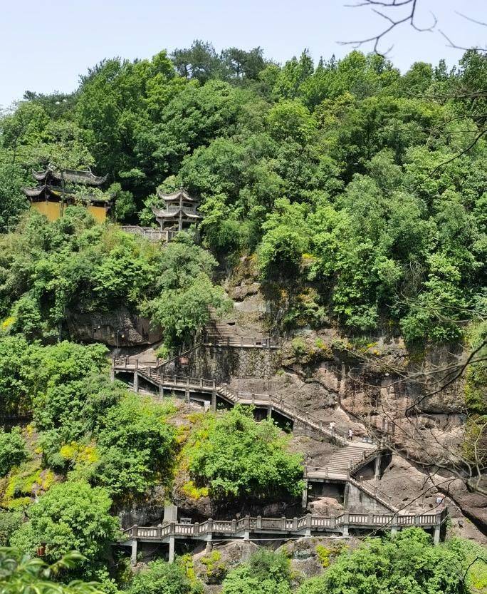 过天门,右行不远处是胡公祠,便是方岩景区的核心和精华所在,我在这里