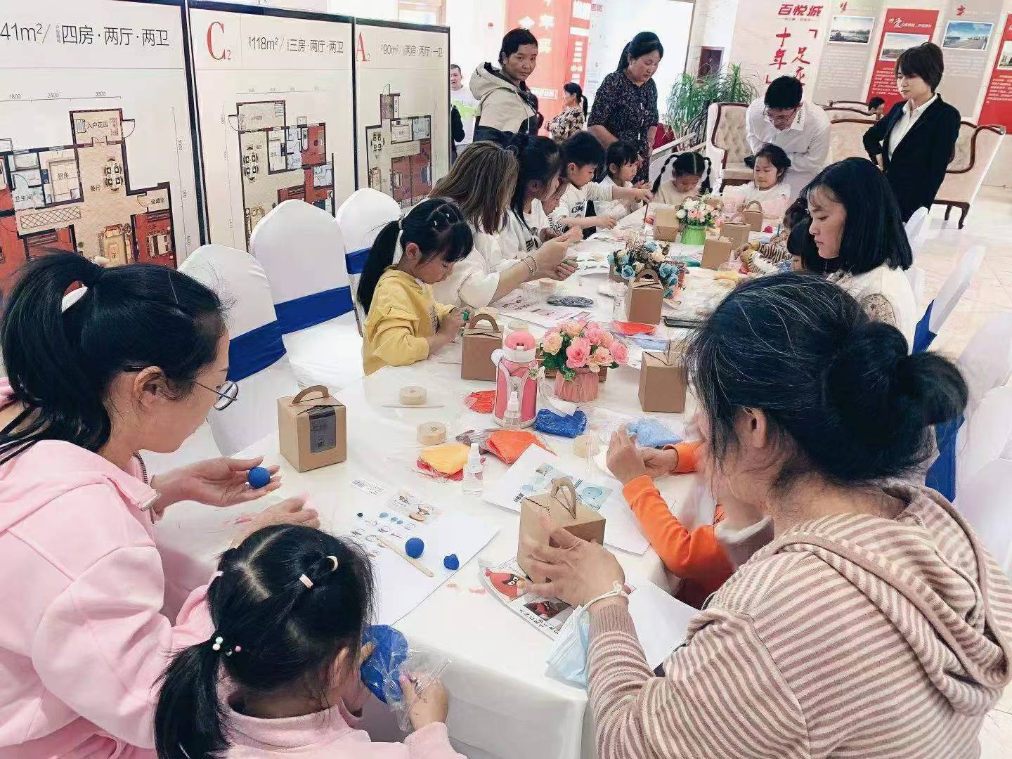 一般在五一这种节假日 ,与企业公司合作的暖场活动 ,都是类似于这样的