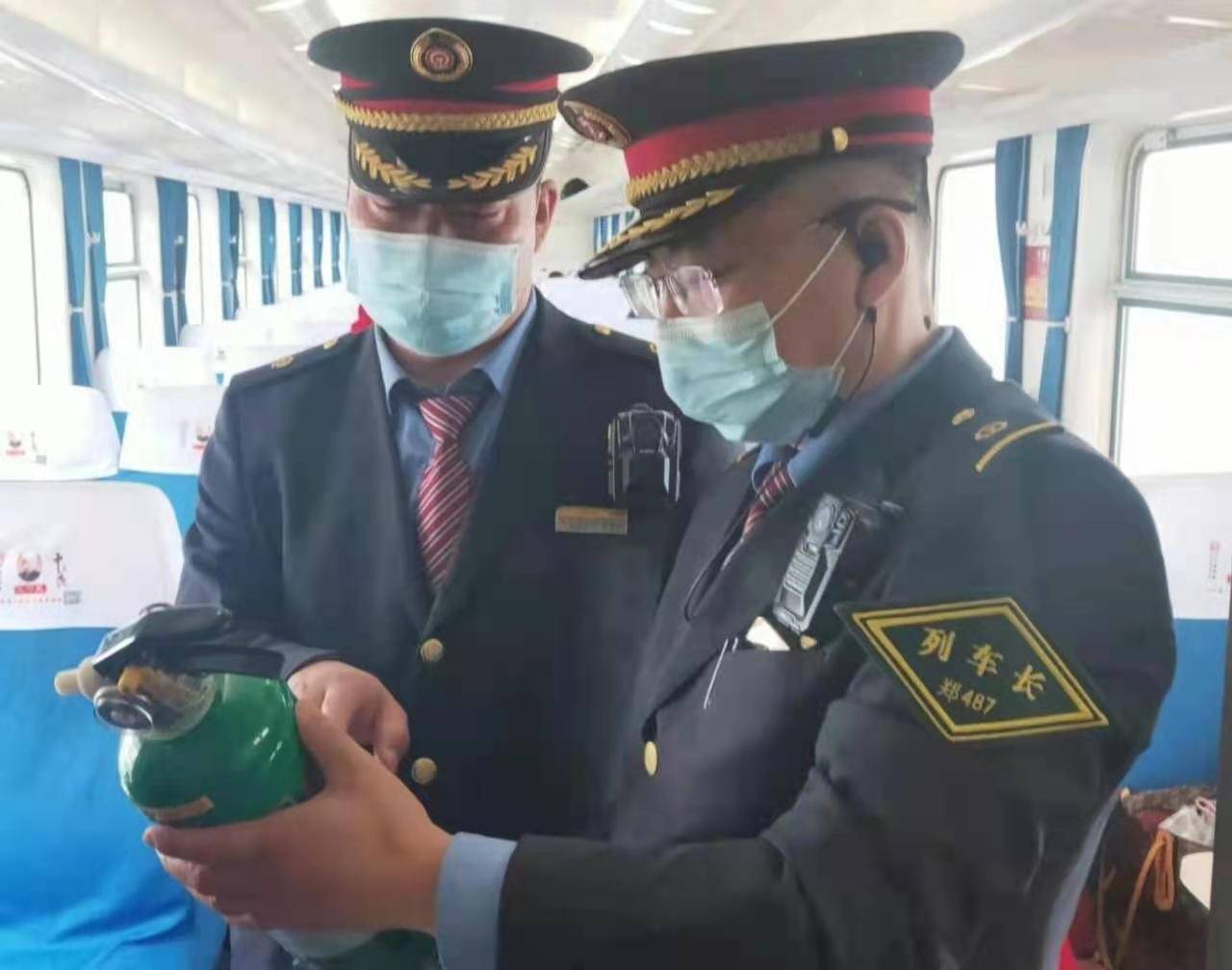 郑州铁路局客运段西宁车队开展专项行动提升旅客出行服务