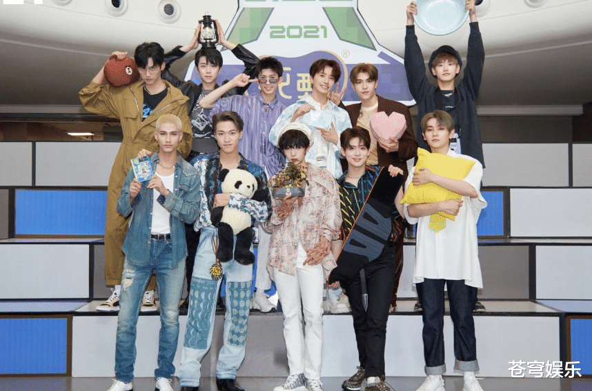 into1入住宿舍后首曝合照,刘宇坐c位开心大笑,林墨却令人担心!