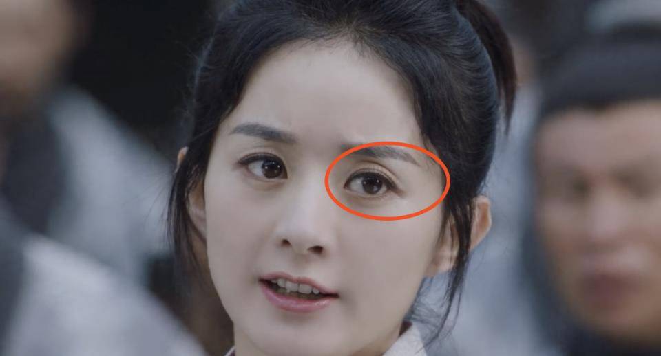 眼妆有采用大地色,显得赵丽颖眼睛褶皱多,看上去很显老