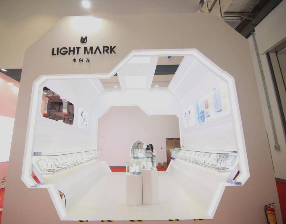 中国发光，克拉自由 Light Mark小白光亮相首届中国国际消费品博览会 