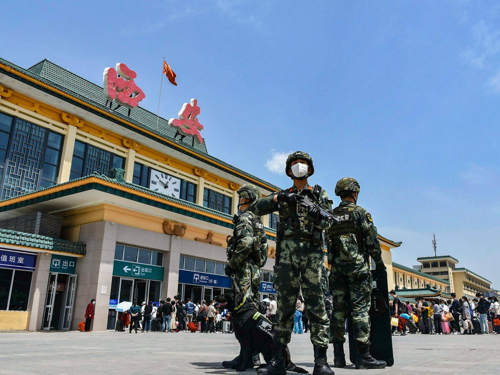 每名武警官兵上岗执勤期间均佩戴对讲机和武器装备,执勤点还配有处置