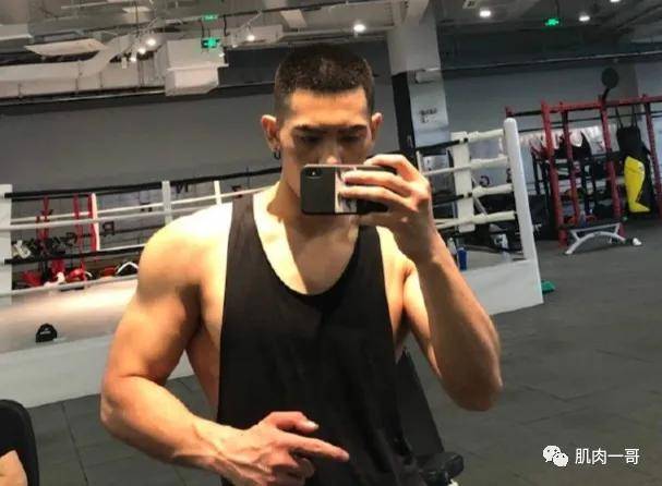 190cm肌肉男模拍性感写真走红这谁扛得住啊