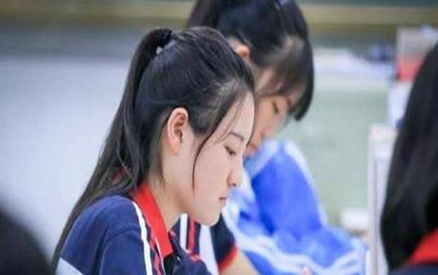 梦境交织的情感纽带，梦见初中女同学，彼此倾心的深层含义