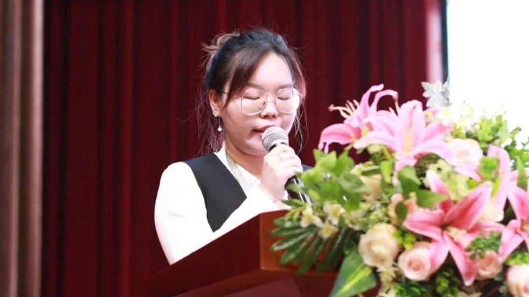 随后学生家长代表胡王一涵妈妈,六年级教师代表郭欣媛老师,罗玉龙校长
