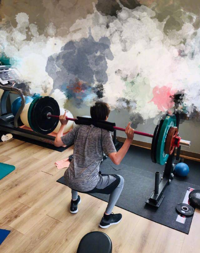 林志炫生病暴瘦后晒照举铁健身筷子腿太抢镜直言要增肥