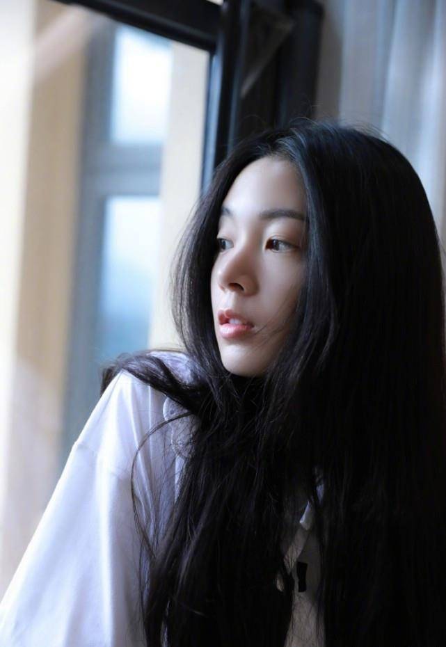 陈瑶也是一副很自然的样子,明显对自己的素颜状态十分自信,不得不说