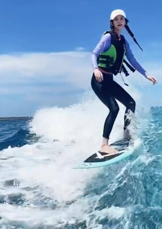 baby冲浪十几次摔上海面只顾耍帅了看上去好疼