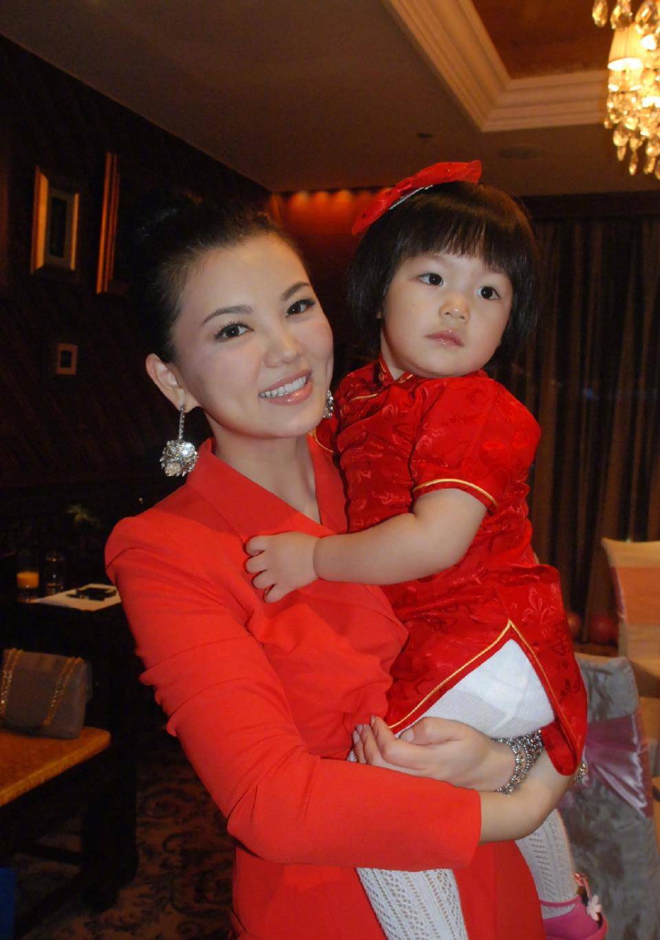 王诗龄11岁生日穿校服出镜颜值飙升李湘给女儿礼物又贵又有爱