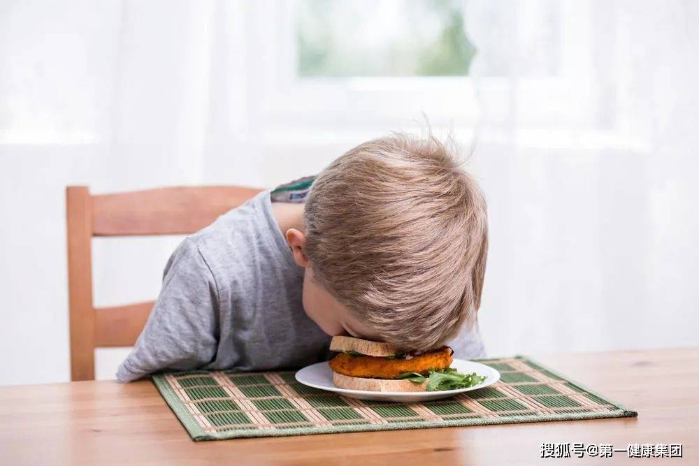 然而,晚上需要较长时间工作,学习的人,一定要将晚餐吃饱,吃好,晚餐