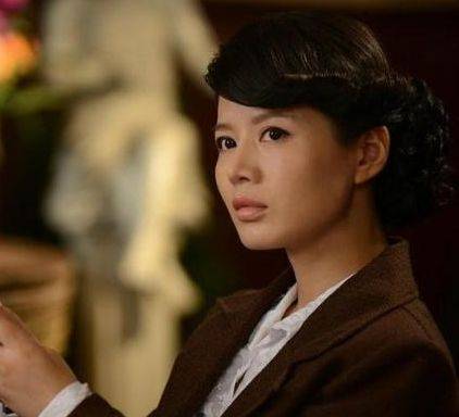 演员,她出演了很多作品,但是最让大家熟悉的大概就是她饰演的梁海棠