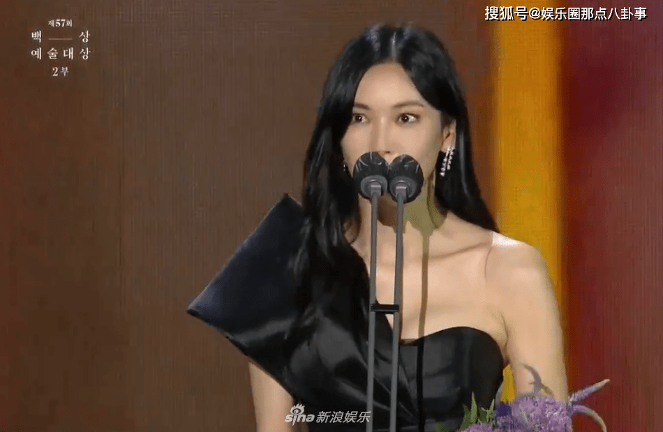 顶楼金素妍夺百想视后刘亚仁又捧起影帝奖杯