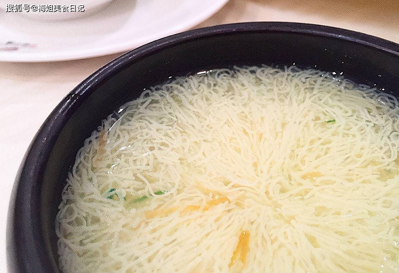 我国有文思豆腐,而日本有一道菊花豆腐,据说切出的豆腐丝在水中绽放
