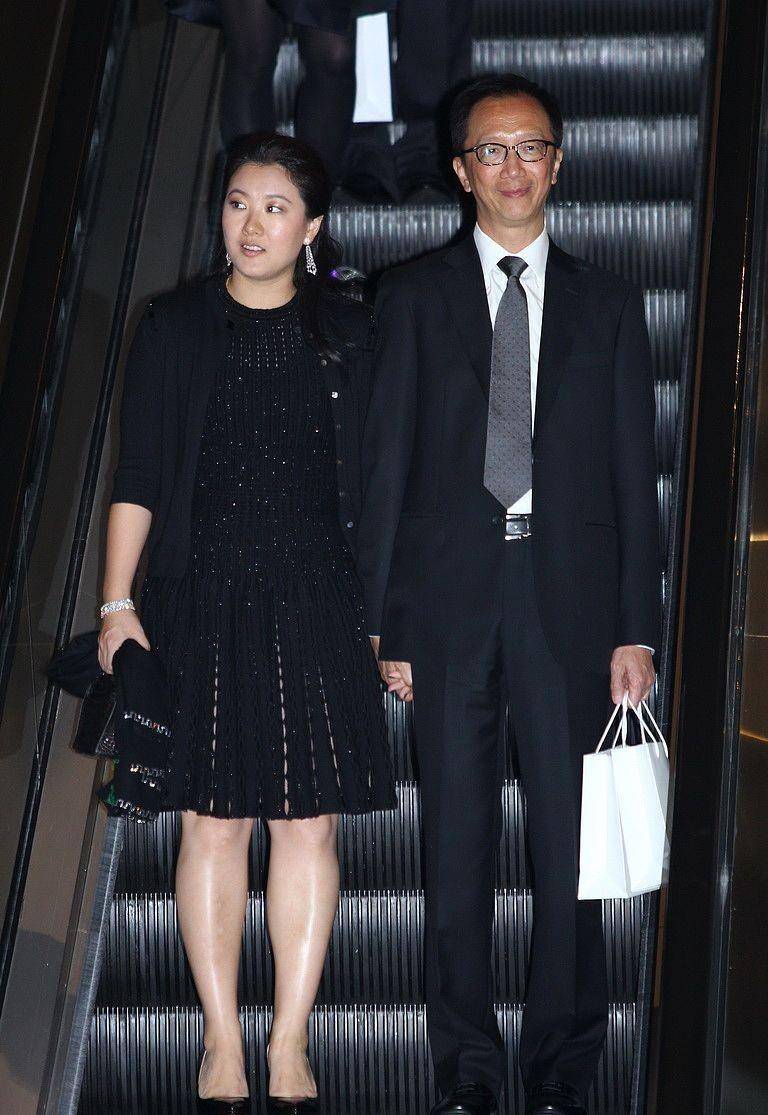 伏明霞真不像阔太太,穿黑裙还不化妆,气质反而显得挺娇嫩