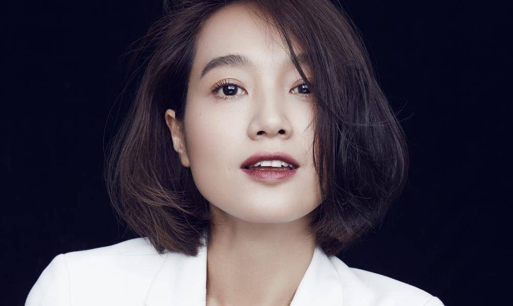 原创39岁朱丹2胎待产艰辛躺床上吸氧面部浮肿素颜出镜脸大如盘