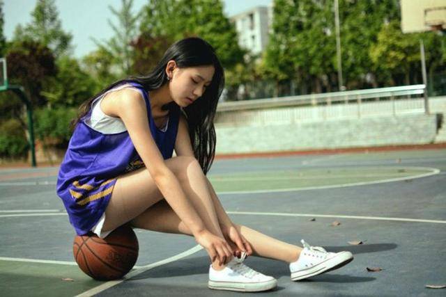 美女身高178cm健身气质翻倍,完成心中篮球梦想,成为"白月光"_崔雅涵