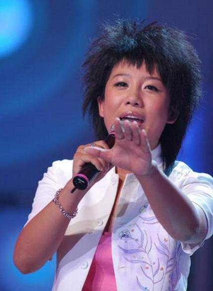 张冬玲曾被称超女大妈走红后被误会阿宝妻子现在模样大变