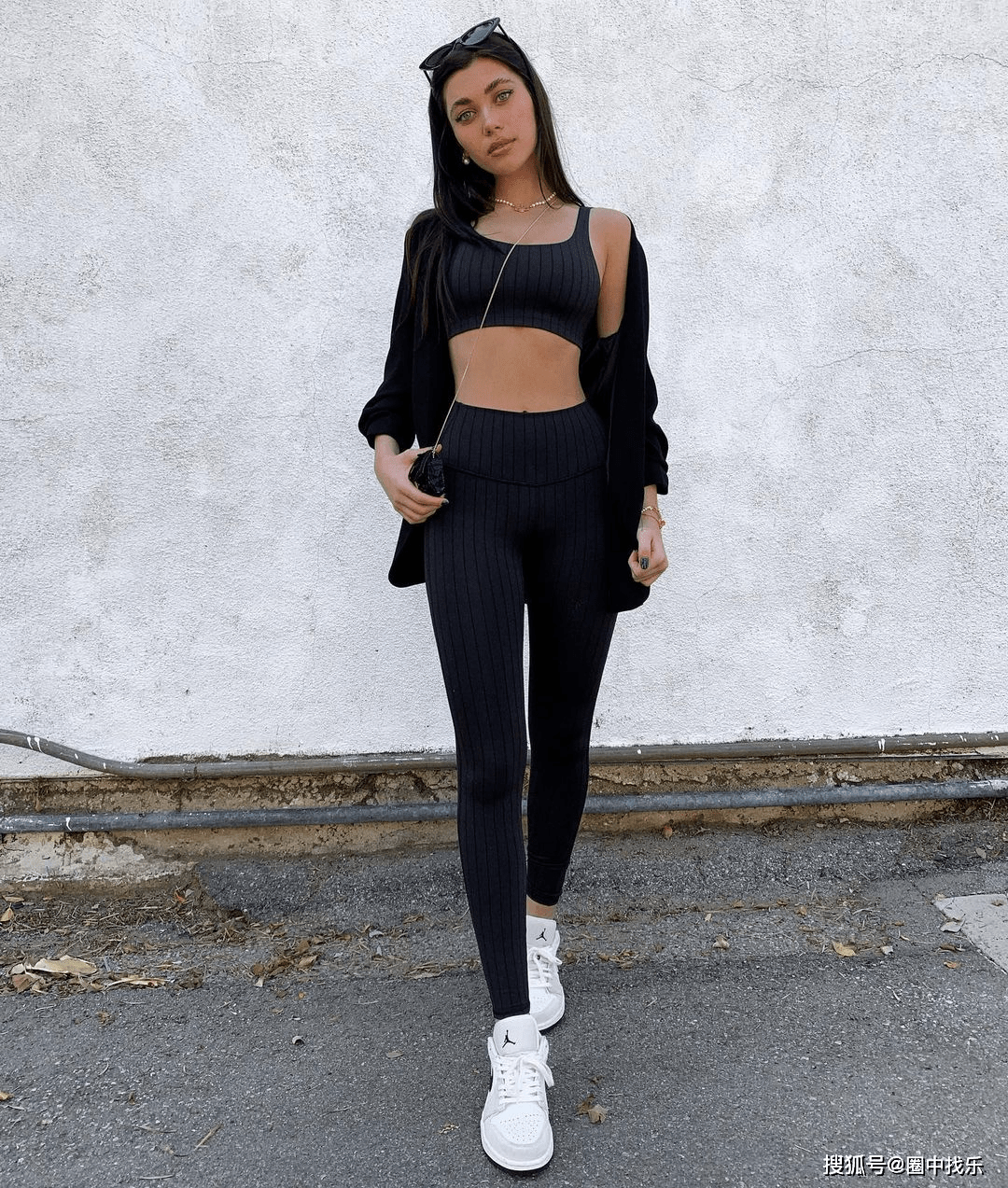 原创美国歌手amelie秀身材,直角肩性感撩人