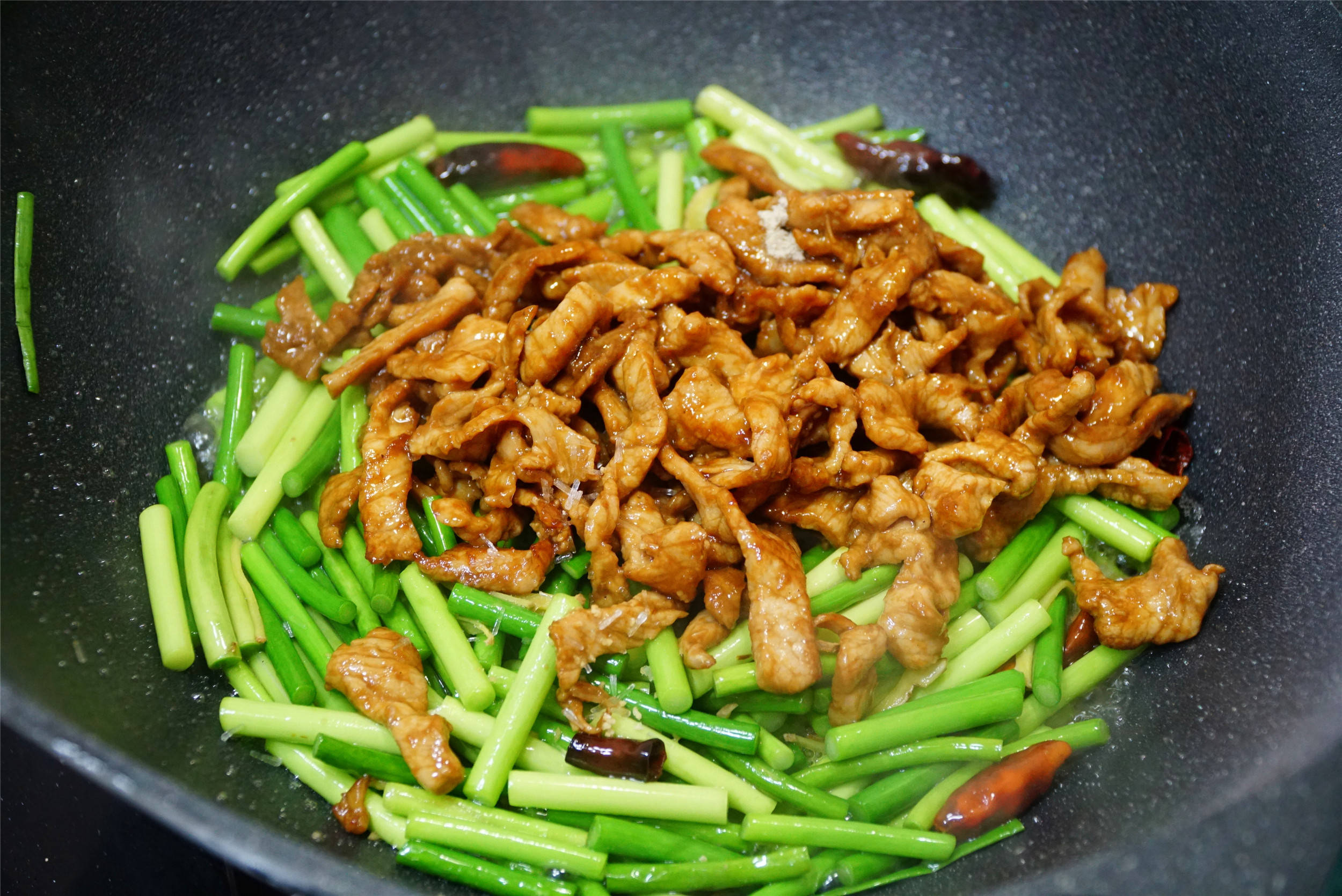 原創做蒜薹炒肉絲聽大廚點撥2招肉絲滑嫩蒜薹翠綠還入味