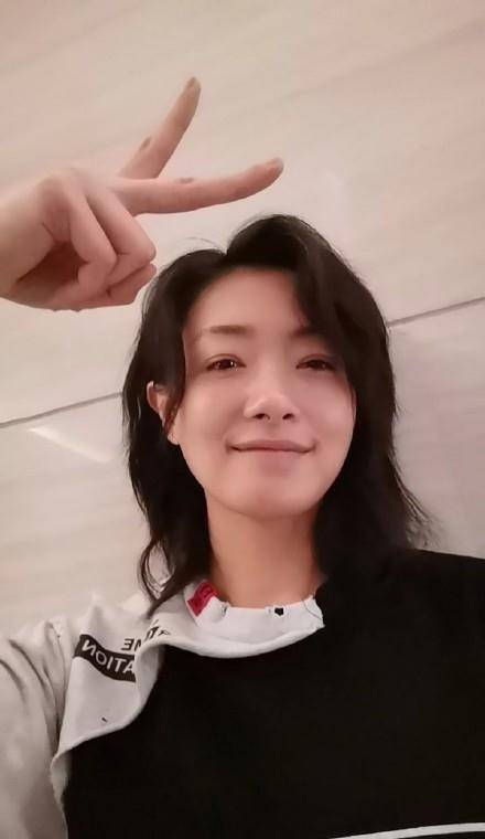 万茜素颜直播庆祝39岁生日素颜穿便服状态超好怼脸镜头很漂亮