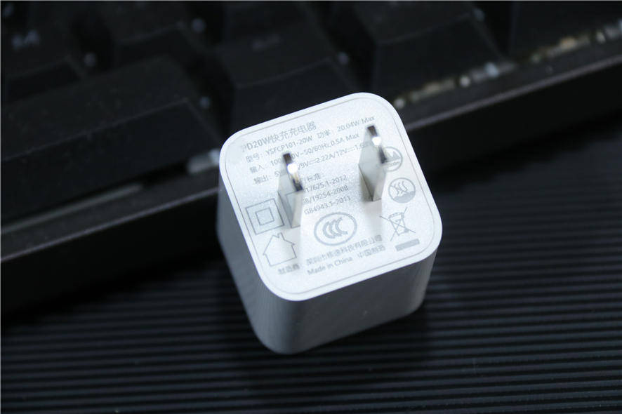 原创小体积大功率,安卓苹果都能用!移速小精灵20w充电器评测