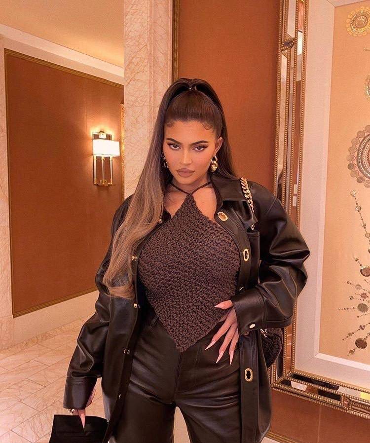 亿万富婆变身逐渐辣化的kyliejenner美少女进击丰腴芭比