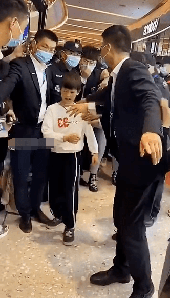 陈数出席活动排场太大,保镖为其开路推搡小孩惹争议