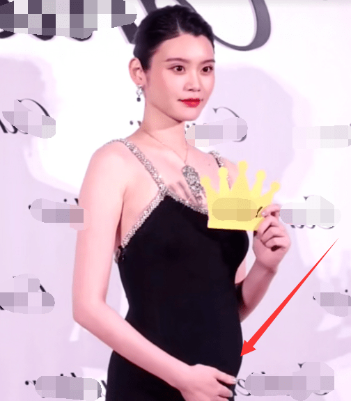 原创奚梦瑶手摸孕肚母爱满满侧身照暴露超大肚子与精修图截然不同