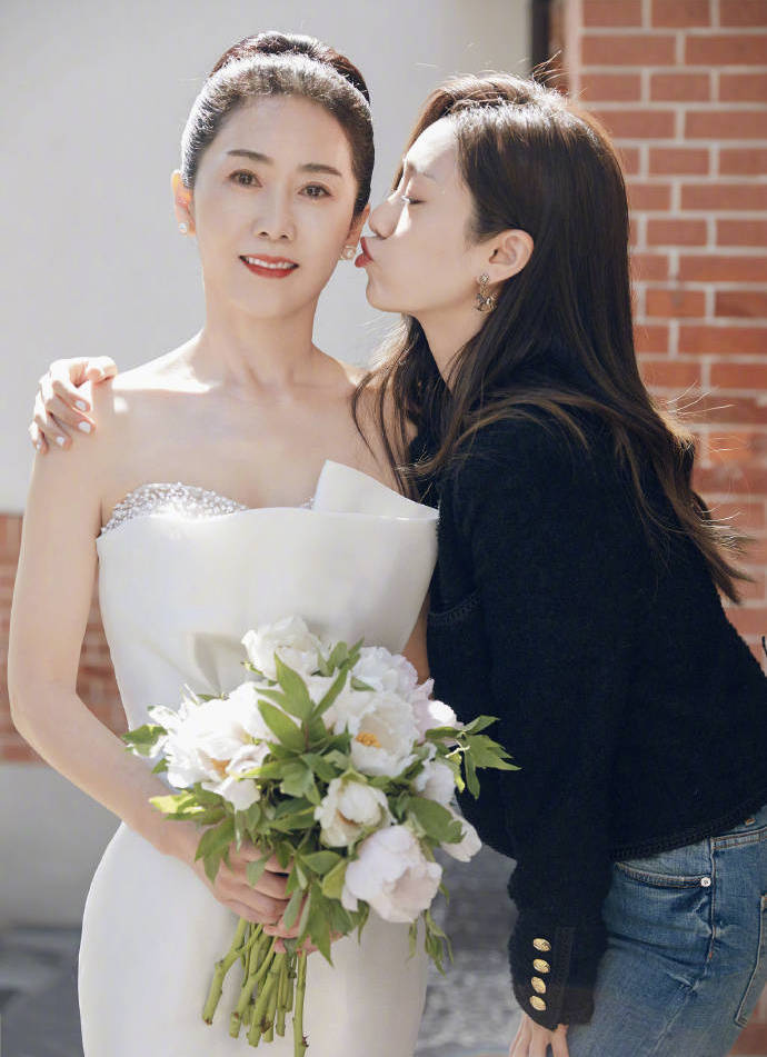 刘芸与妈妈合拍婚纱照 母女二人似姐妹
