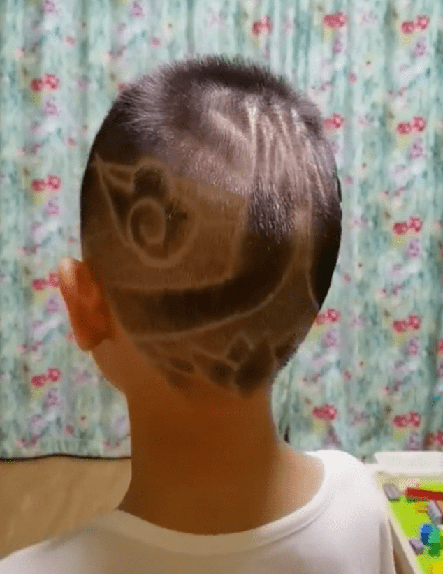 赵文卓晒儿子奇葩头型网友却赞很酷9个月就练倒立现功夫了得