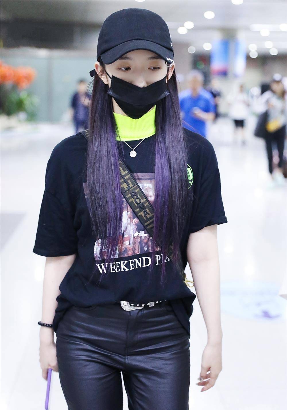 爱游戏平台孟美岐帅炸了穿高领T恤配皮裤化身酷girl这个“大哥”有点撩(图7)